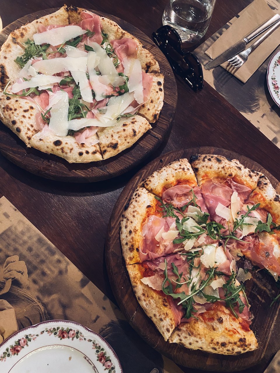 Δοκιμάσαμε κρυφά τις πίτσες του Frankie και επιστρέψαμε άλλη μέρα στην τρατορία για να μπούμε στην κουζίνα της και να δούμε βήμα-βήμα πώς φτιάχνονται. 