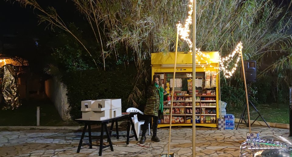 Η Ειρήνη Μπούνταλη στην αυλή με το περίπτερο