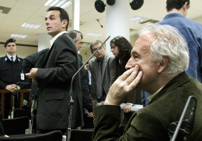 Ο Κώστας Καρατσώλης, ή «Στέλιος», στη δίκη της 17Ν μπροστά από τον Α. Γιωτόπουλο / Φωτογραφία αρχείου: Eurokinissi