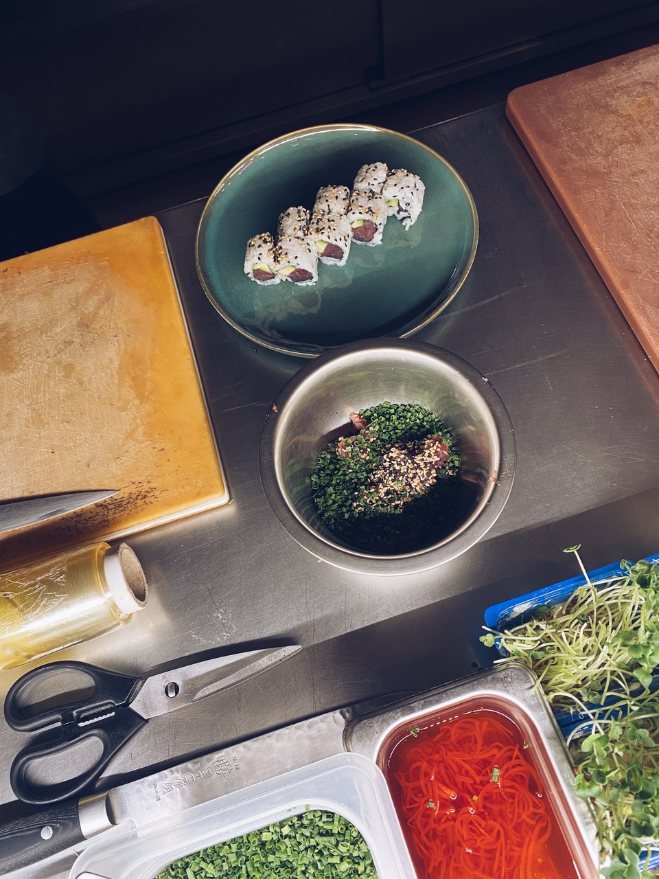 Sushi rolls με τόνο, καθώς παρασκευάζονται στην ανοιχτή κουζίνα. 