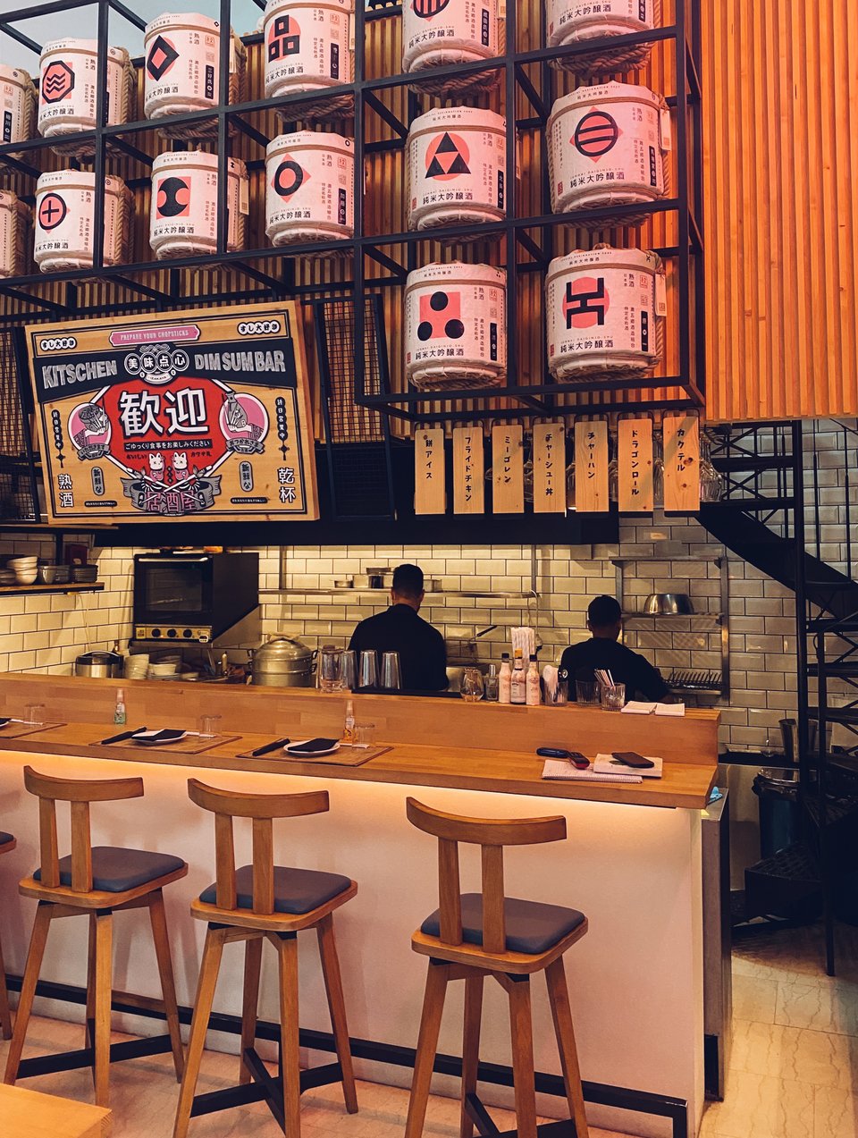 Το Kitschen έχει ανοιχτή κουζίνα και οι πελάτες μπορούν να παρακολουθούν τα πιάτα να ετοιμάζονται.