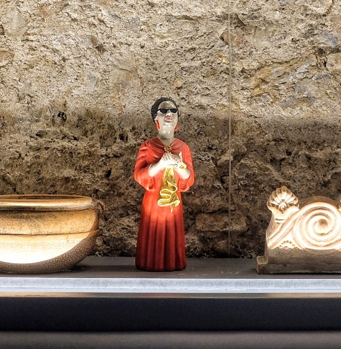 To αηδόνι της Αραβίας, η Ουμ Καλσούμ εποπτεύει από παντού τον χώρο.