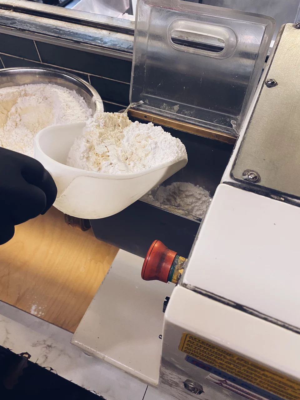 Το αλεύρι μπαίνει στη μηχανή.