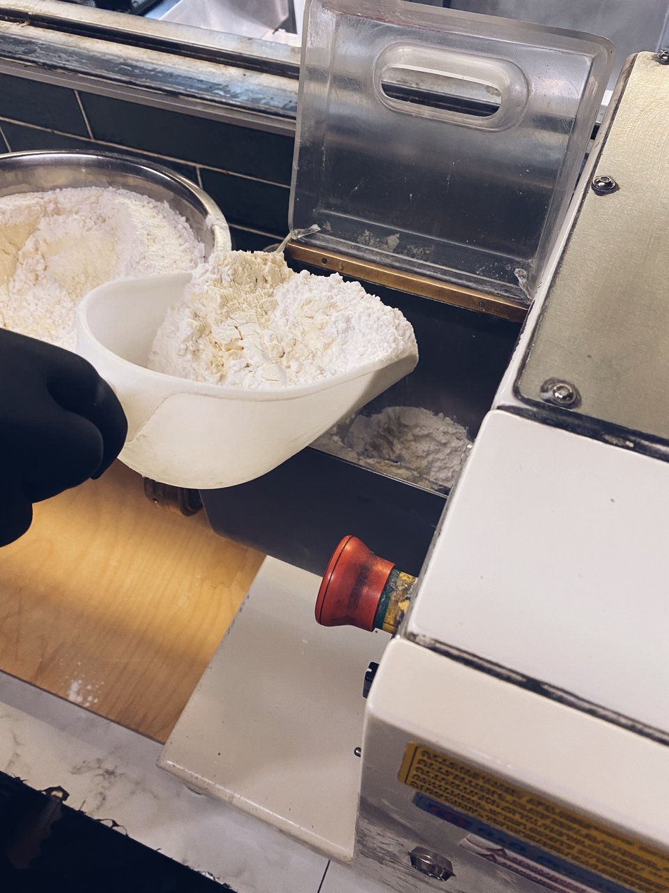 Το αλεύρι μπαίνει στη μηχανή. 