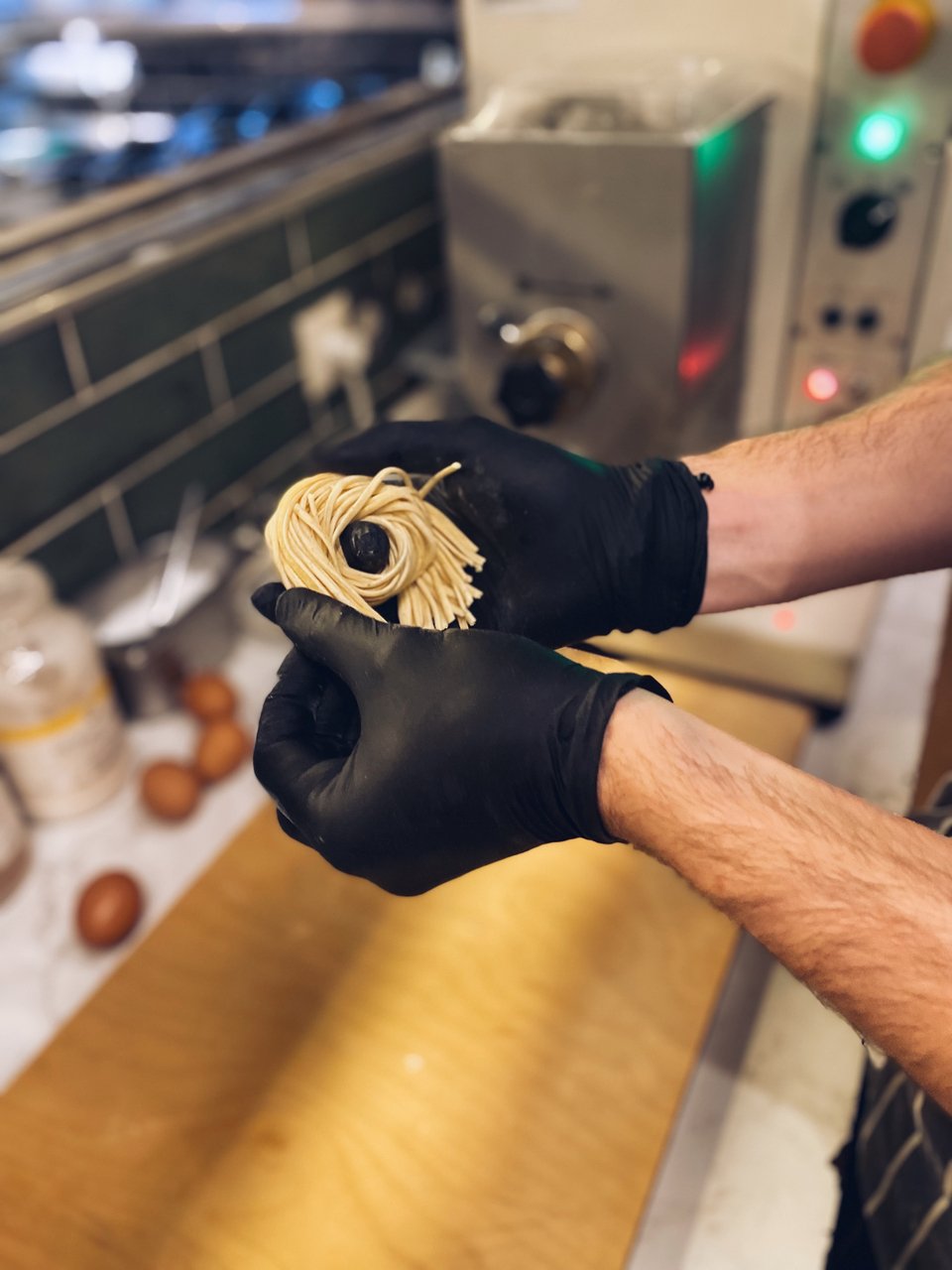 Μικρά μπουκέτα χειροποίητων ζυμαρικών. 