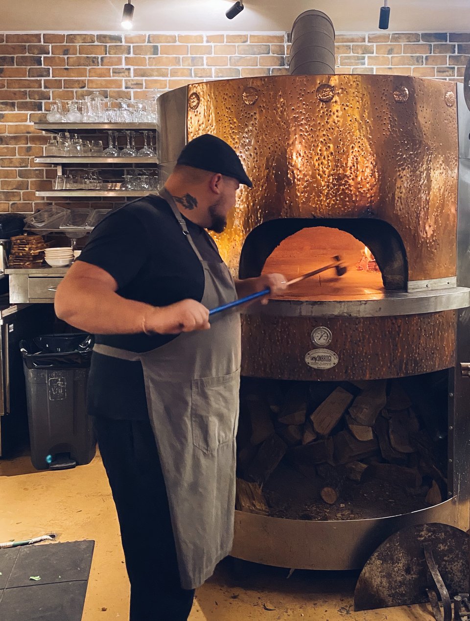 Η πίτσα μπαίνει για πολύ λίγο στον ξυλόφουρνο. 