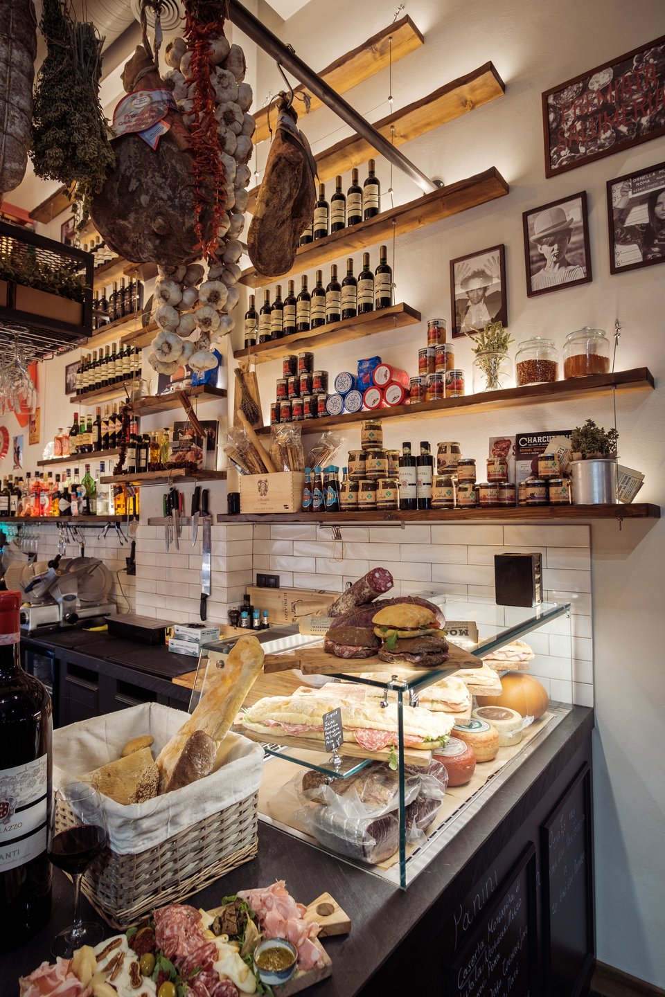 H βιτρίνα του Bottega di Rino με τα πανίνι