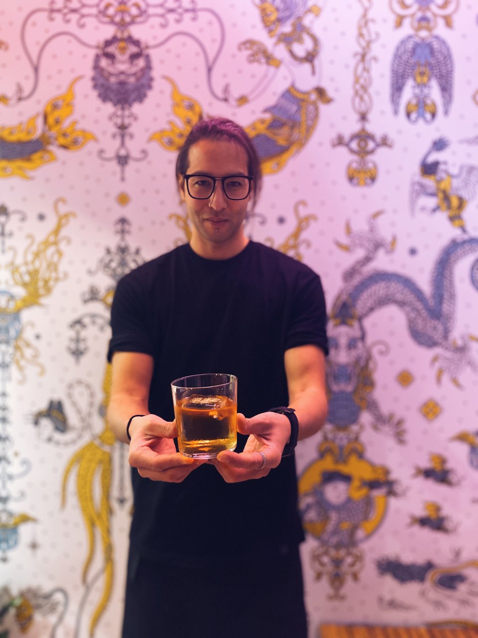 Ο Σπύρος Μινέτος, ένας εκ των ιδιοκτητών, επιμελείται τα κοκτέιλς του Kitschen. 