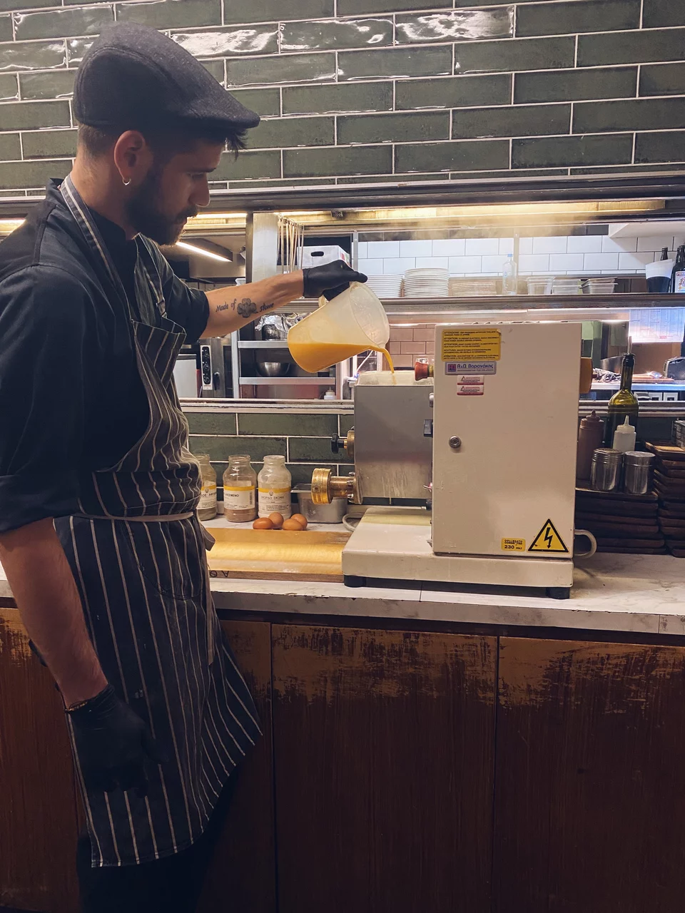 Στη συνέχεια ρίχνουμε το αυγό.