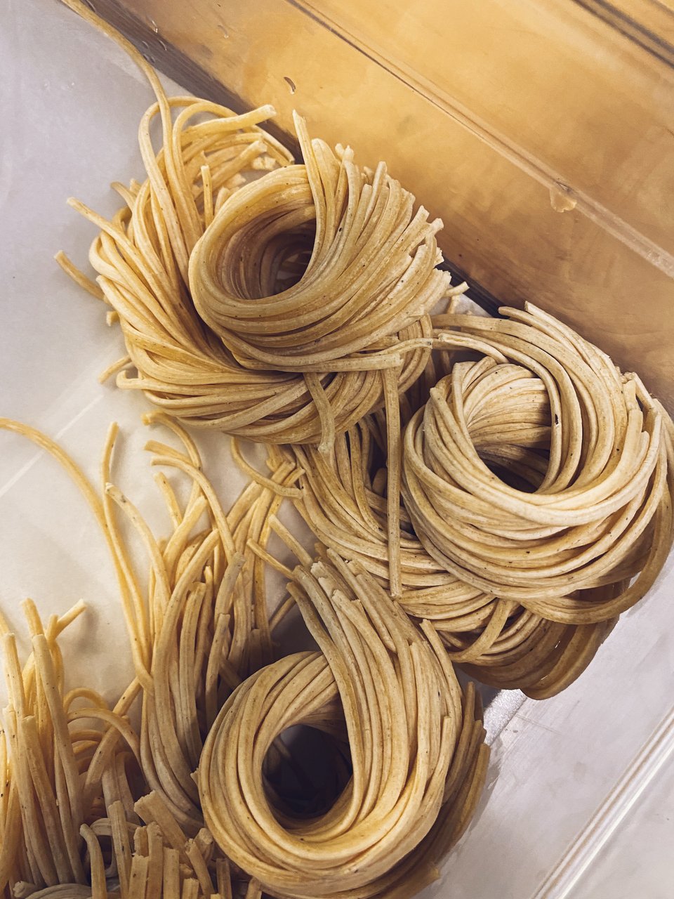 Τα λιγκουίνι σε μπουκέτα μπαίνουν σε σκεύος και περιμένουν να μαγειρευτούν. 