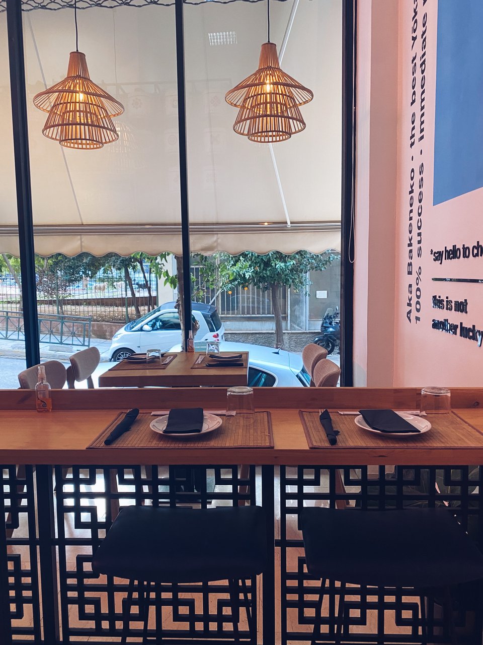 Ο δρόμος της Κανάρη όπως φαίνεται από το εσωτερικό του Kitschen. 