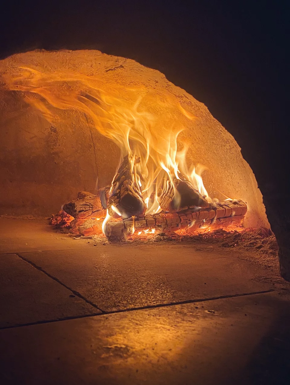 Η πίτσα ψήνεται σε πολύ λίγα λεπτά.