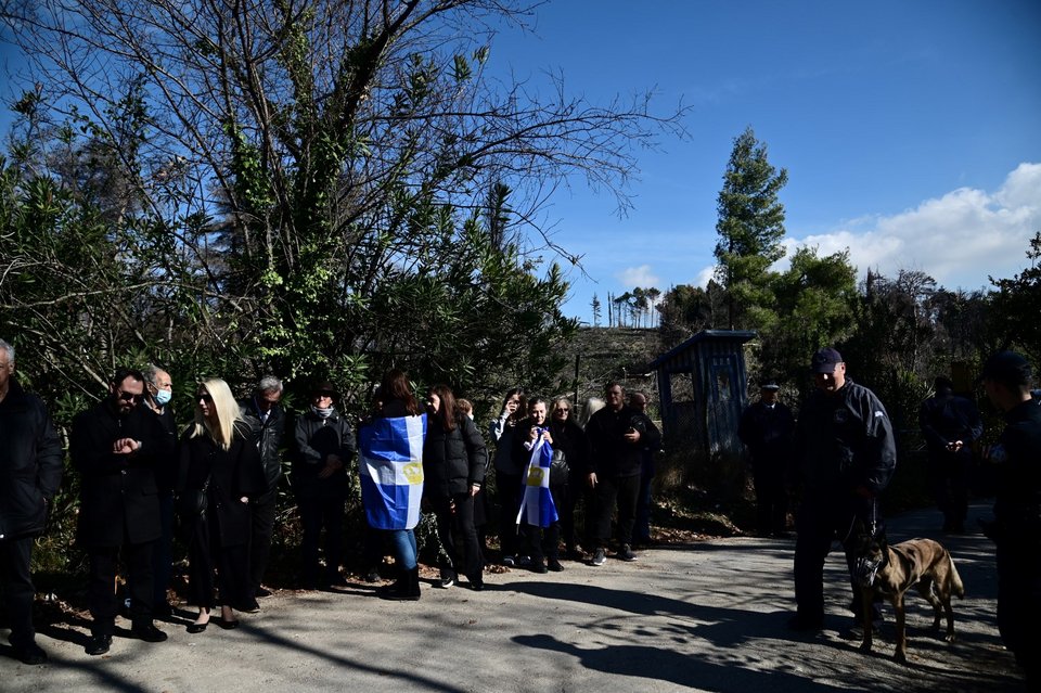 Με ελληνικές σημαίες στο Τατόι