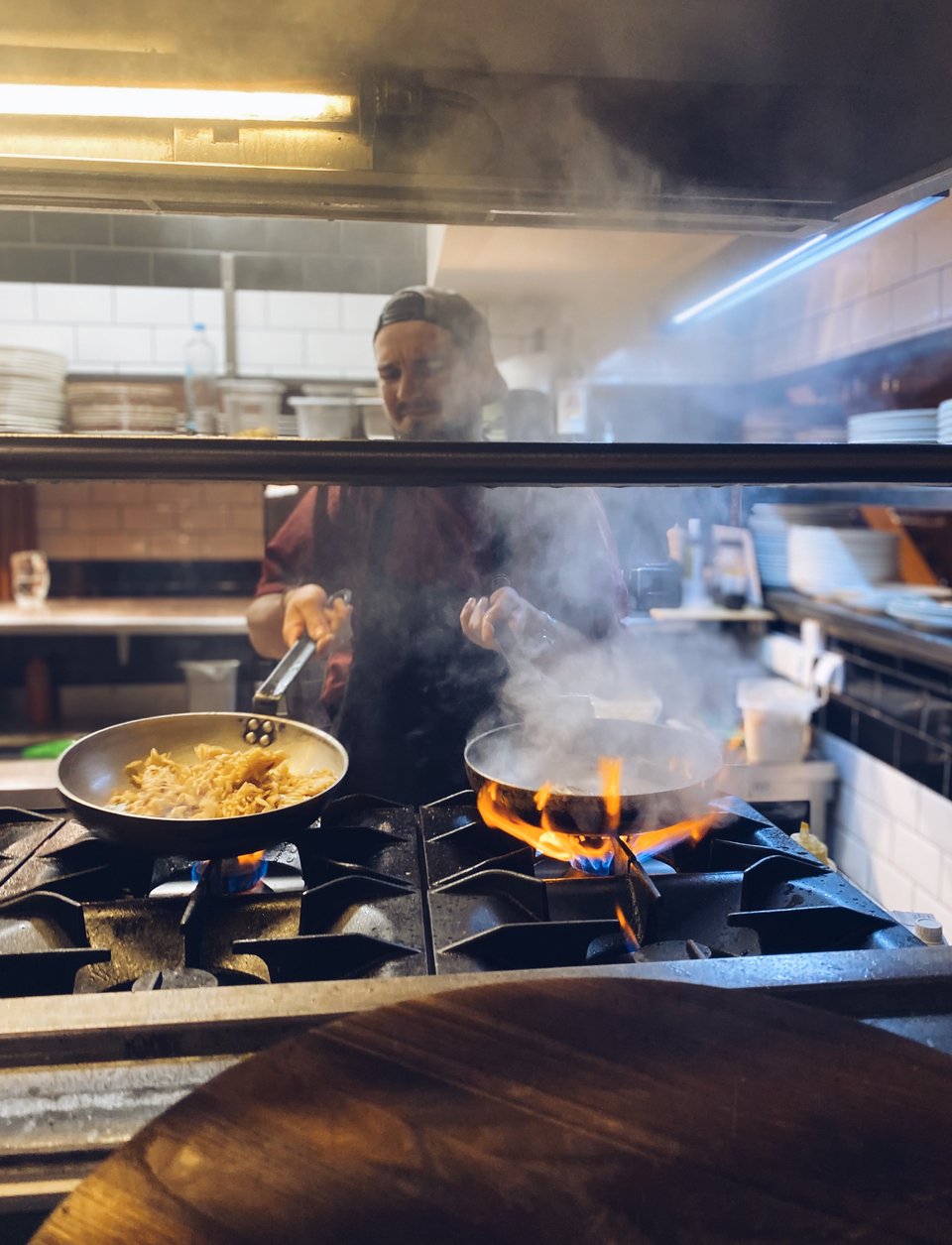 Ο επισκέπτης βλέπει τα πιάτα που έχει παραγγείλει να παρασκευάζονται μπροστά του. 