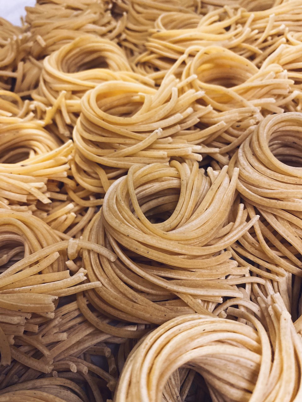 Χειροποίητα λιγκουίνι παρασκευάστηκαν μπροστά μας, με αλεύρι, σιμιγδάλι, φρέσκα αυγά ημέρας, αλάτι, πιπέρι