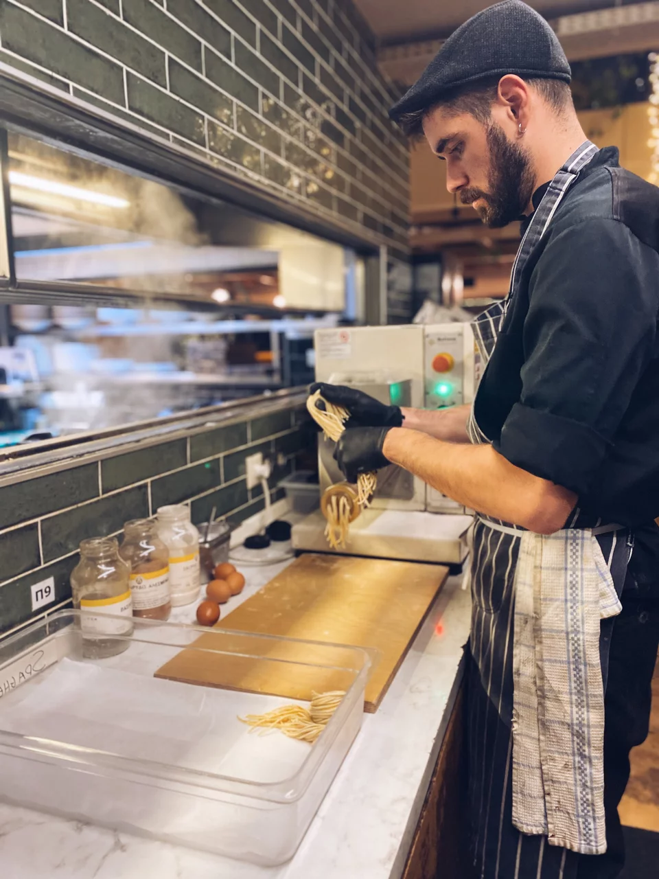 Με κυκλικές κινήσεις τυλίγονται τα λιγκουίνι σε μικρά μπουκέτα.
