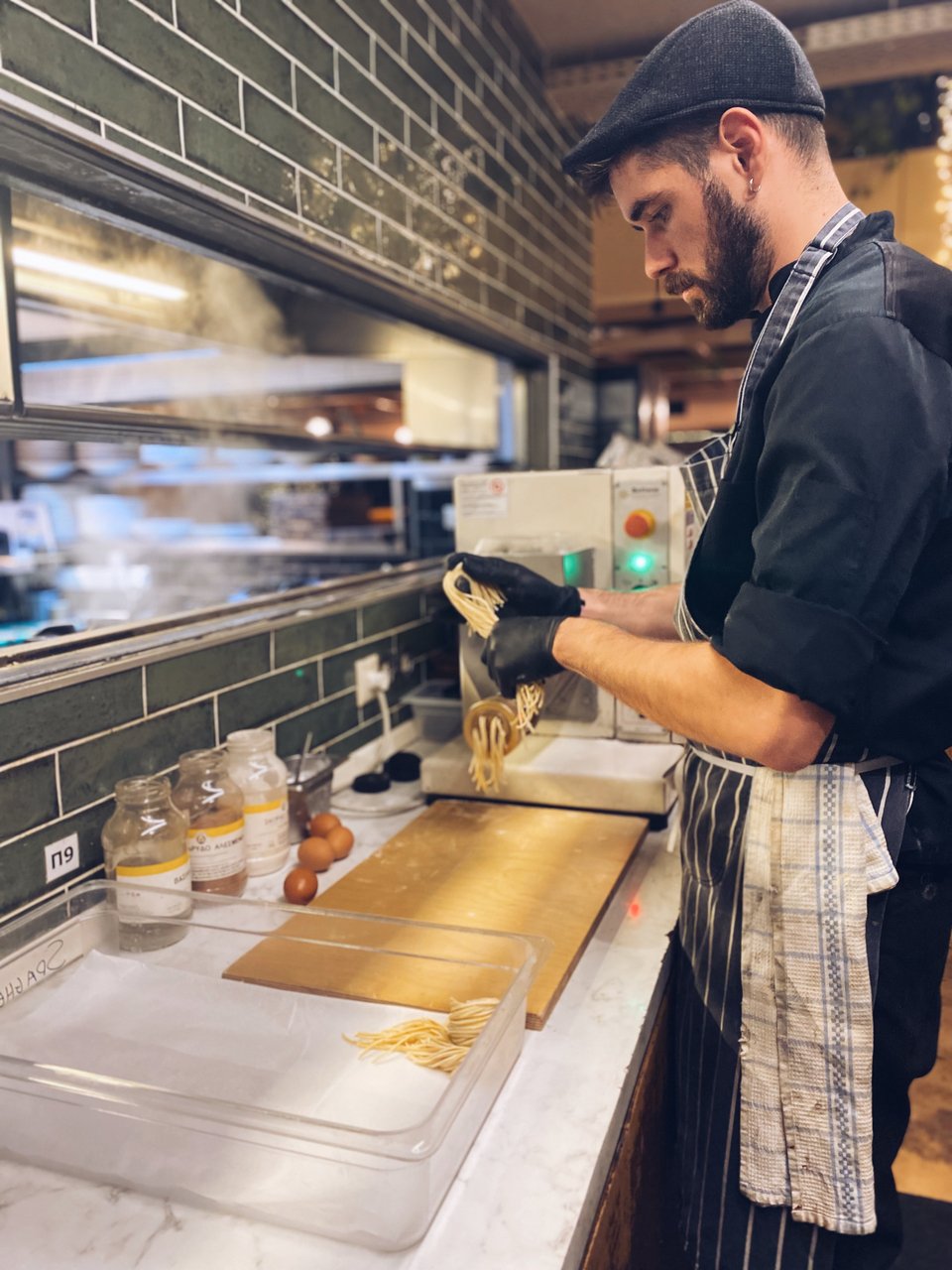 Με κυκλικές κινήσεις τυλίγονται τα λιγκουίνι σε μικρά μπουκέτα.