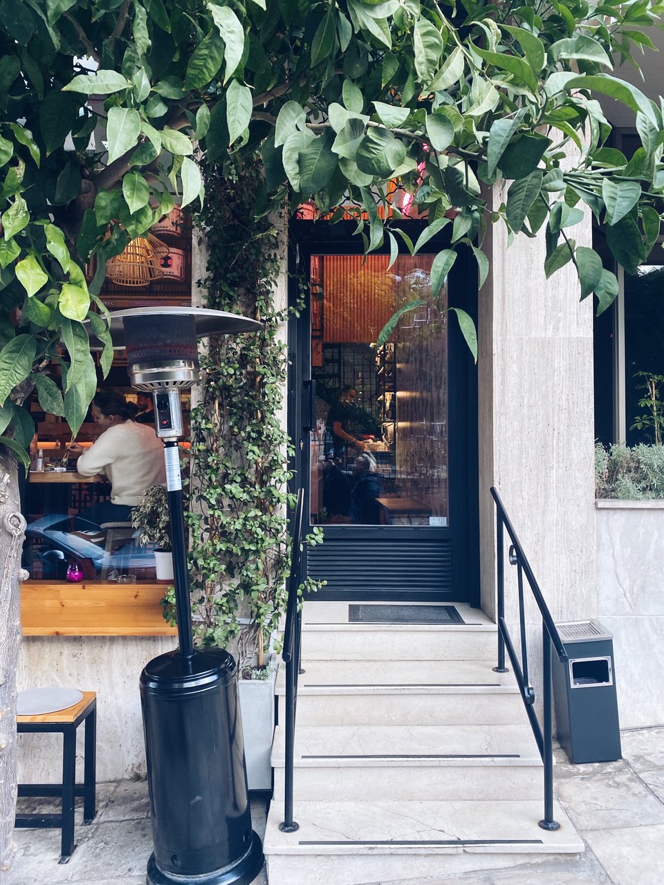 Η εισοδος του Kitscen επί της Κανάρη στον ΟΛΠ του Πειραιά. 