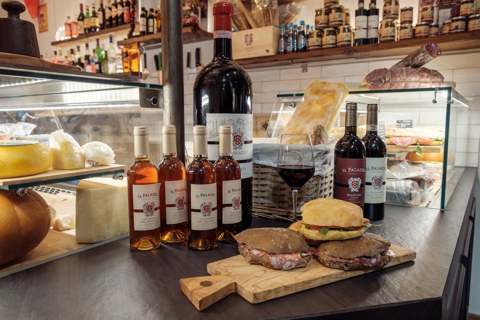 Τα πανίνι, τα ιταλικά σάντουιτς με φοκάτσια και στρογγυλό ψωμάκι, γεμισμένα με τυριά και αλλαντικά από την Ιταλία