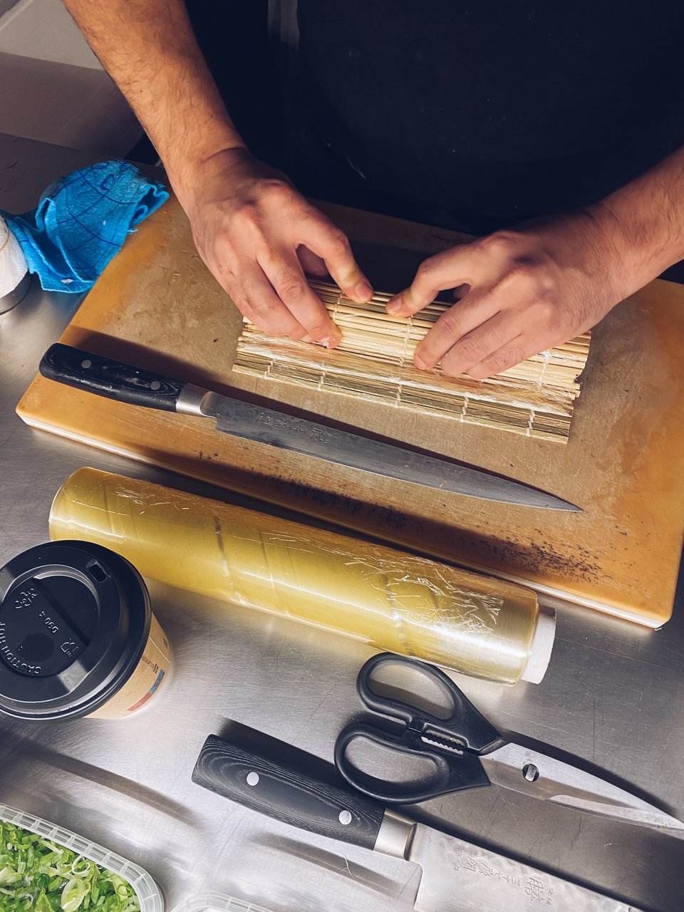 Ο Δημήτρης Liem τυλίγει τα rolls για το sushi. 