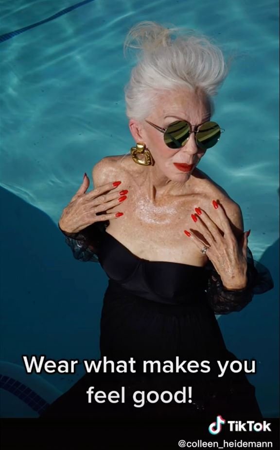 Η 73χρονη με μαύρο μαγιό σε πισίνα