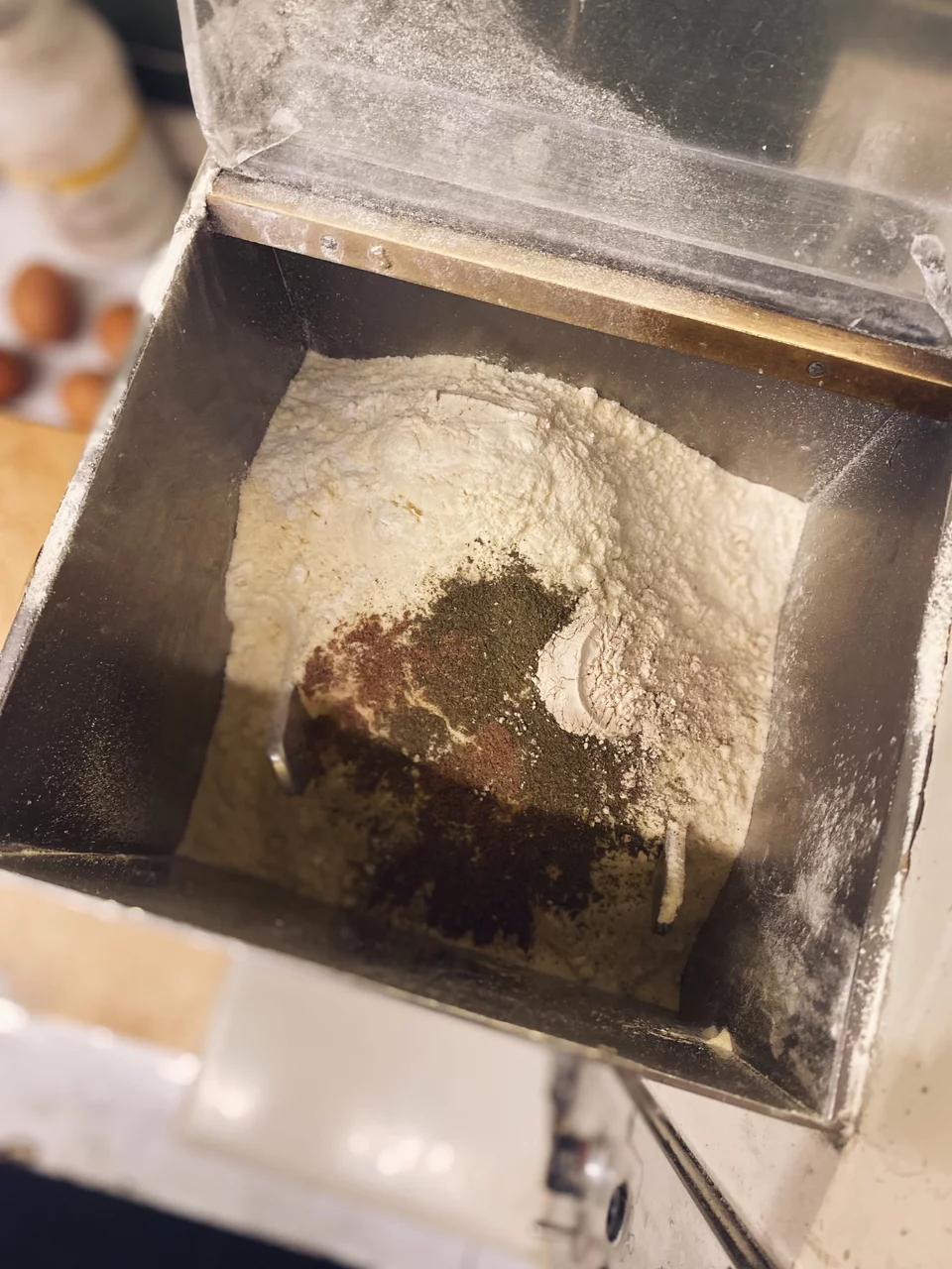 Πριστίθενται αλάτι, πιπέρι και σιμιγδάλι.