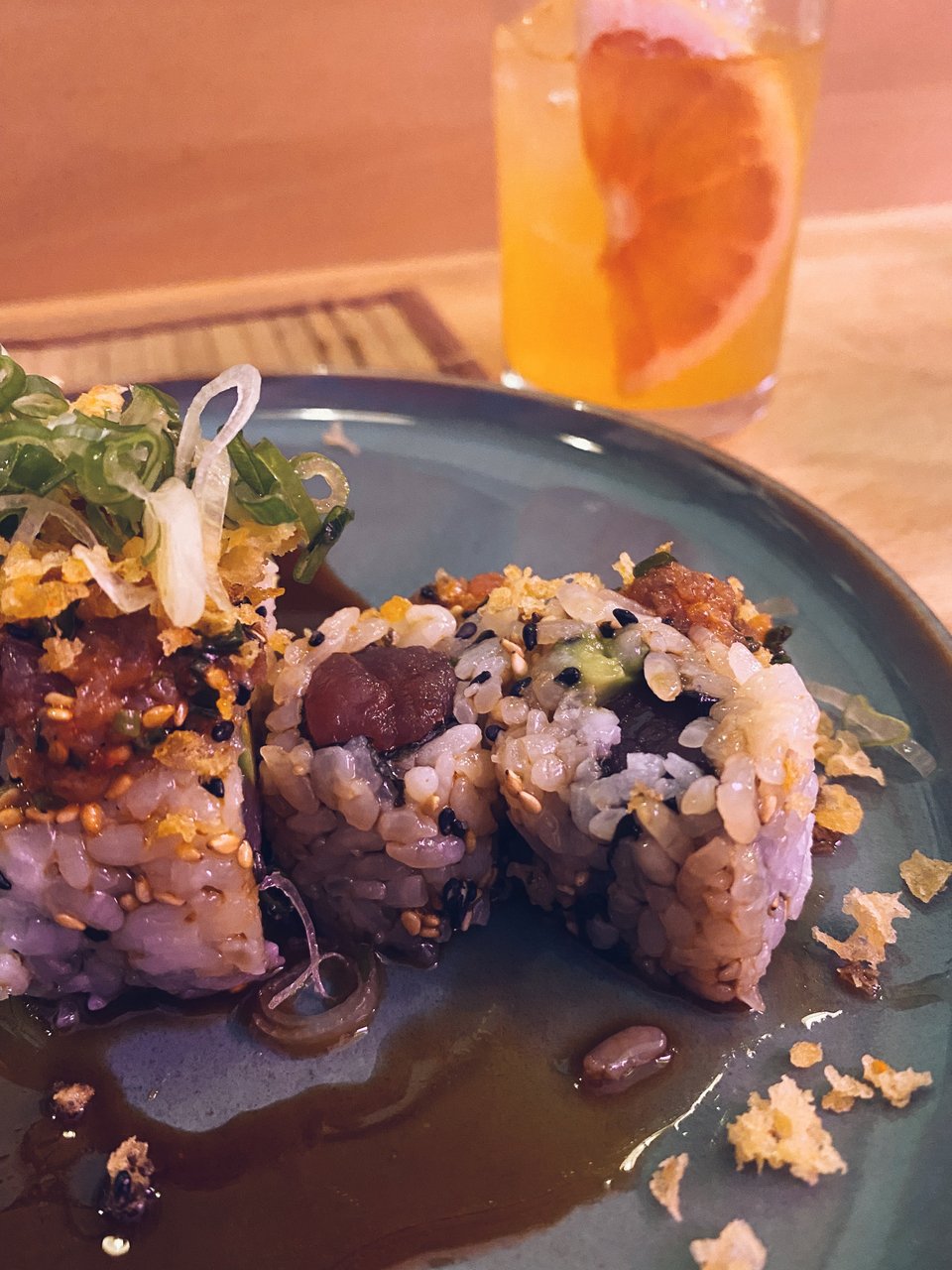 Tο μενού του Kitschen περιλαμβάνει sushi rolls και dumplings από τον σεφ Δημήτρη Liem.