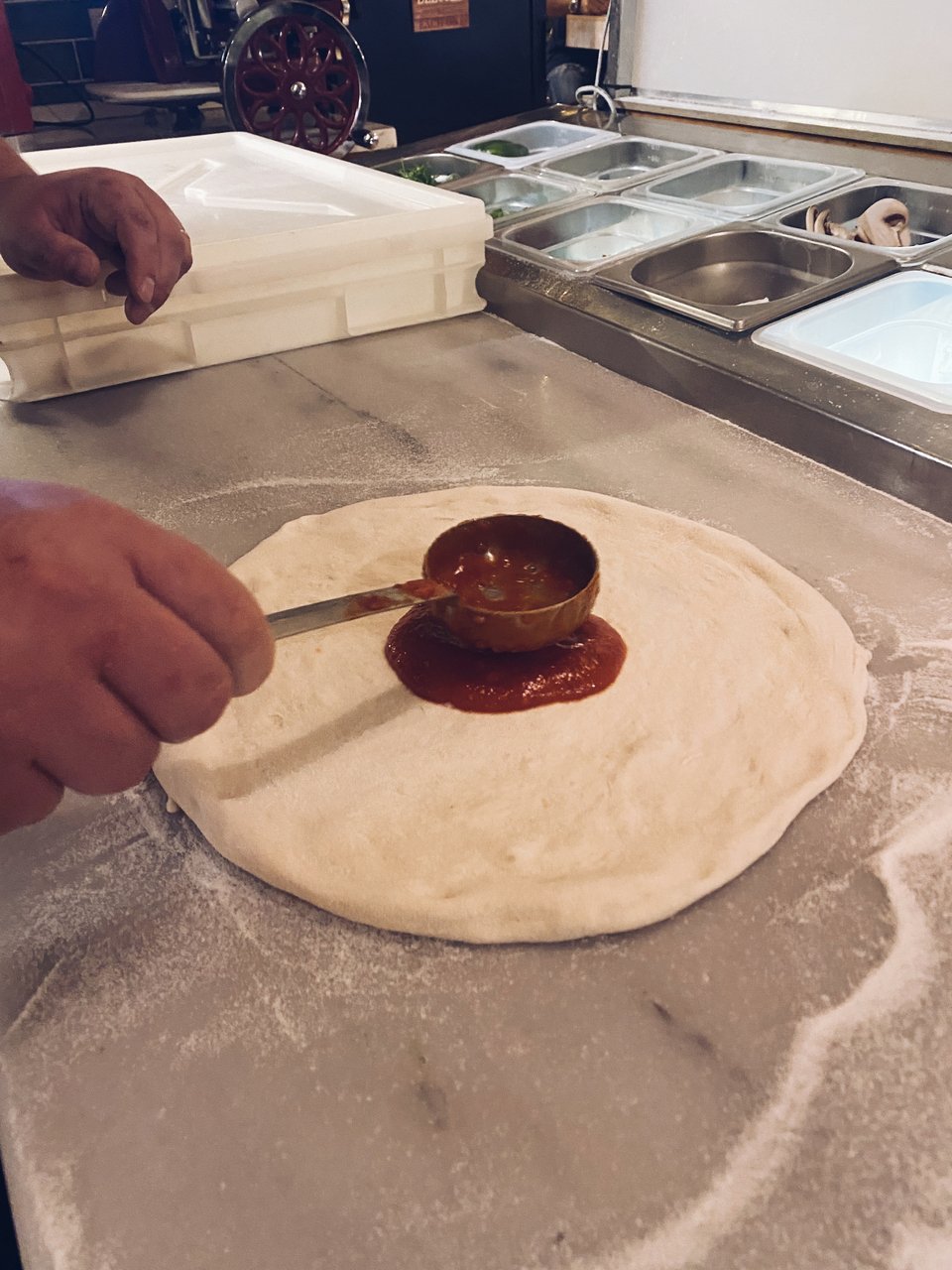 Στη συνέχεια μπαίνει η σάλτσα τομάτας. 