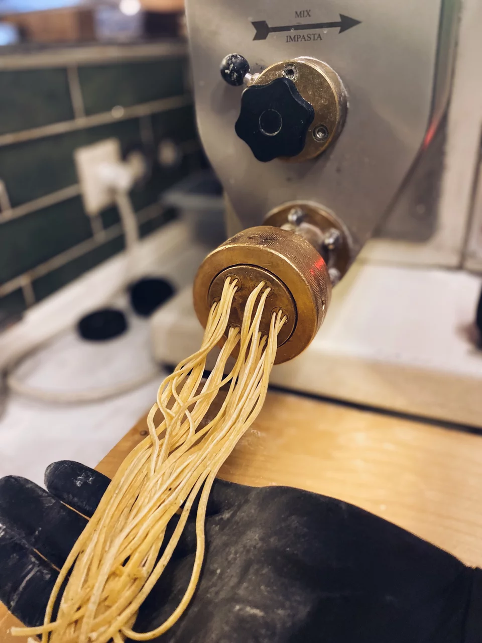 Τα λιγκουίνι βγαίνουν σε μακριές λωρίδες, που τις κόβουμε.