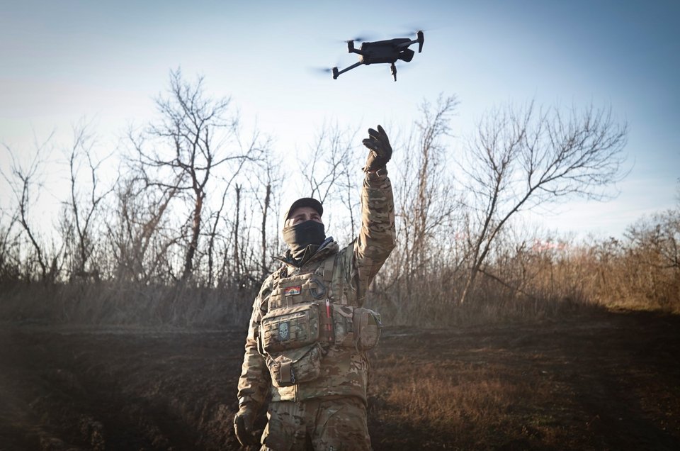 Ουκρανός στρατιώτης με drone στο πεδίο της μάχης