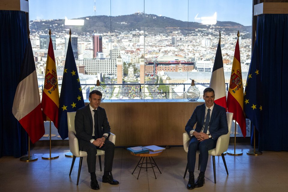 Μακρόν και Σάντσεθ υπογράφουν «συνθήκη φιλίας και συνεργασίας»