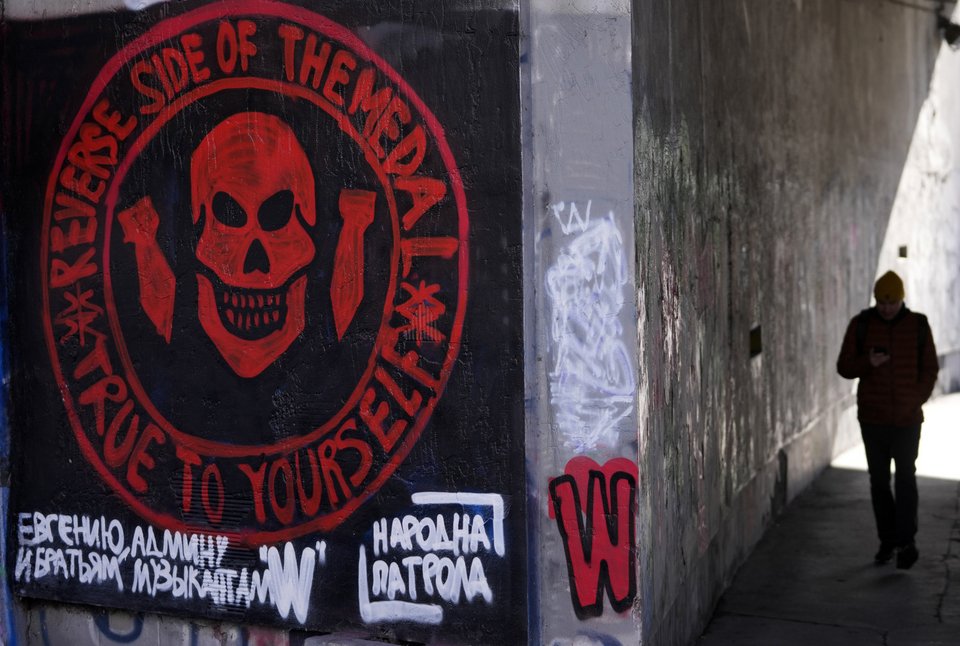 Γκράφιτι στο Βελιγράδι, με τo σύμβολο της ομάδας Wagner