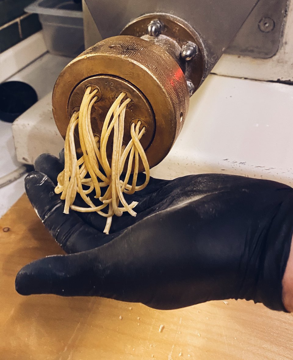 Μετά το αυτόματο ζύμωμα της μηχανής, τα ζυμαρικά αρχίζουν να βγαίνουν. 