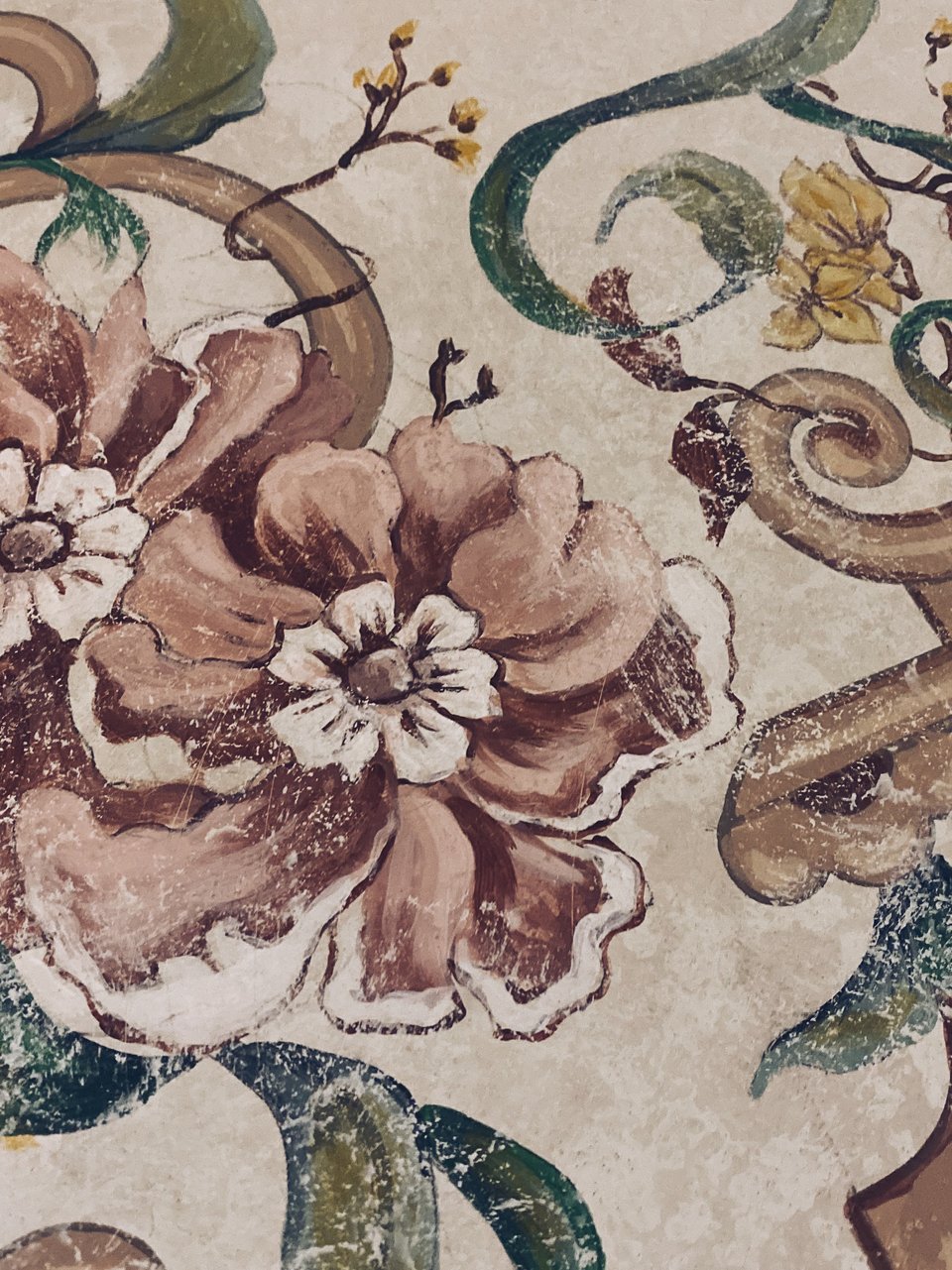 Η ζωγραφισμένη στο χέρι οροφή του Bottega di Rino παραπέμπει στην αναγεννησιακή ομορφιά της Τοσκάνης