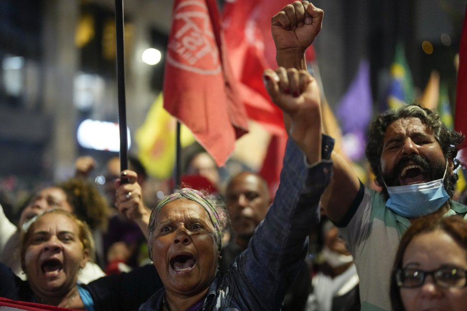 Διαδηλωτές φωνάζουν συνθήματα κατά του πρώην προέδρου της Βραζιλίας, Ζαϊχ Μπολσονάρου