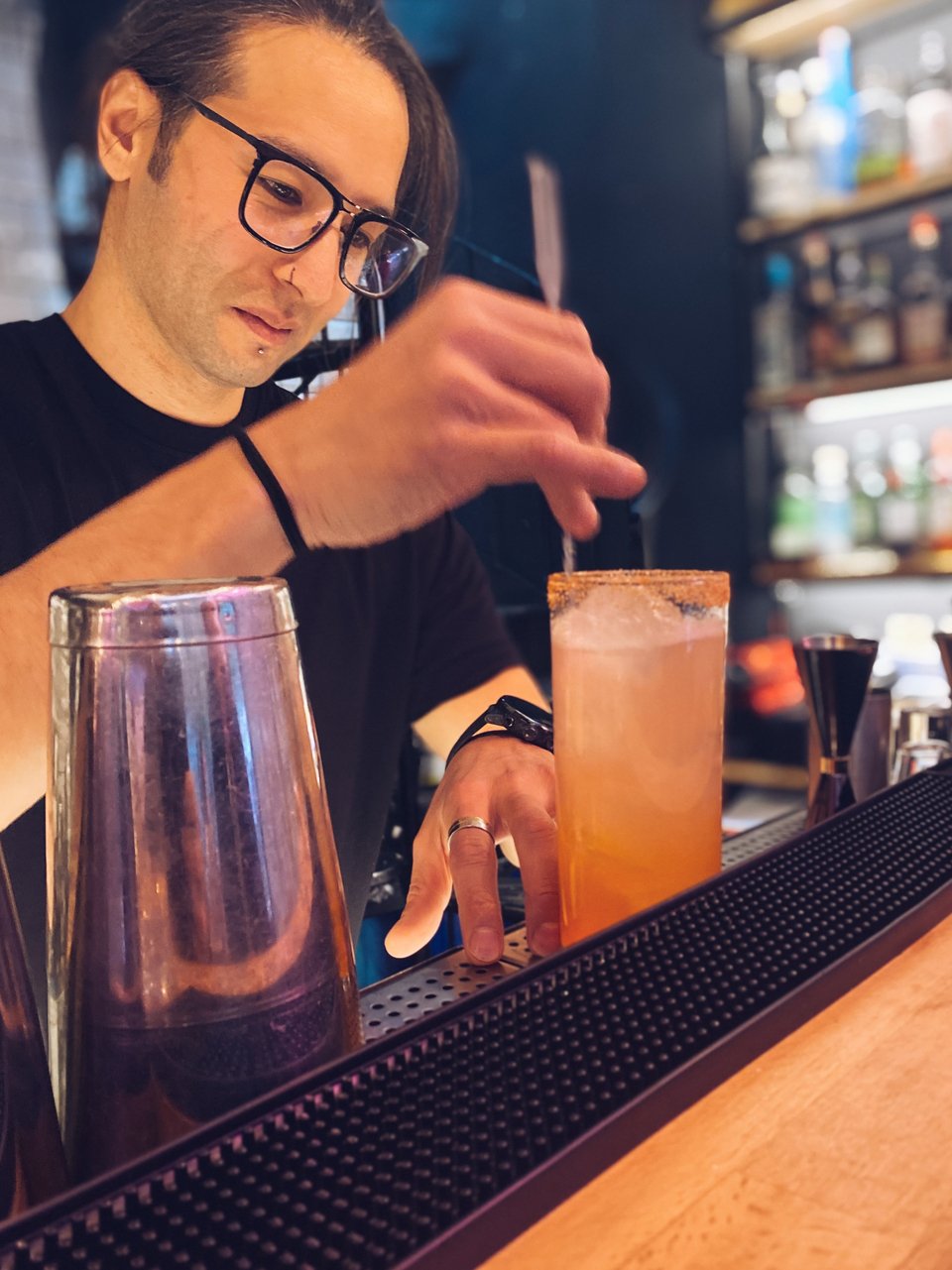 Ο Σπύρος Μινέτος φτιάχνοντας το κοκτέιλ μου. 