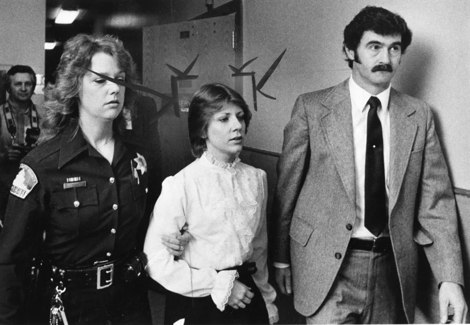 Η Charlene Gallego, στο κέντρο, συνοδεύεται από αστυνομικούς στην αίθουσα του δικαστηρίου για να καταθέσει εναντίον του συζύγου της, Gerald Gallego, σε υπόθεση πολλαπλών δολοφονιών