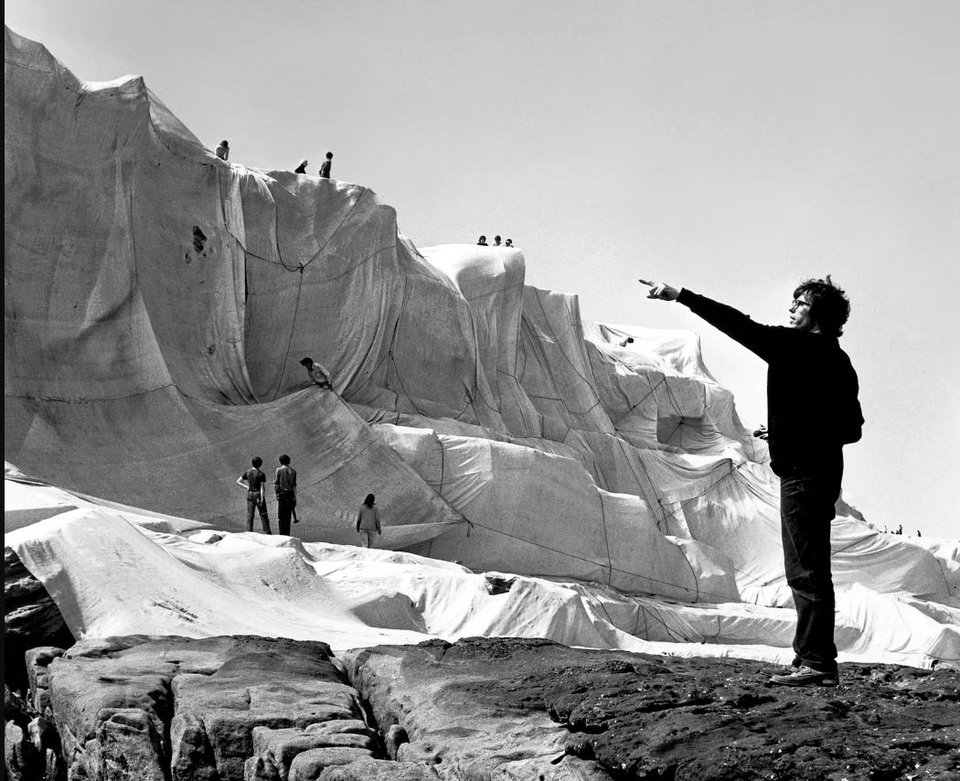 Ο Christo δίνει οδηγίες για το πρότζεκτ Wrapped Coast στο Little Bay το 1969. Photo: Shunk-Kender© 1969 Christo and Jeanne-Claude Foundation and J. Paul Getty Trust 