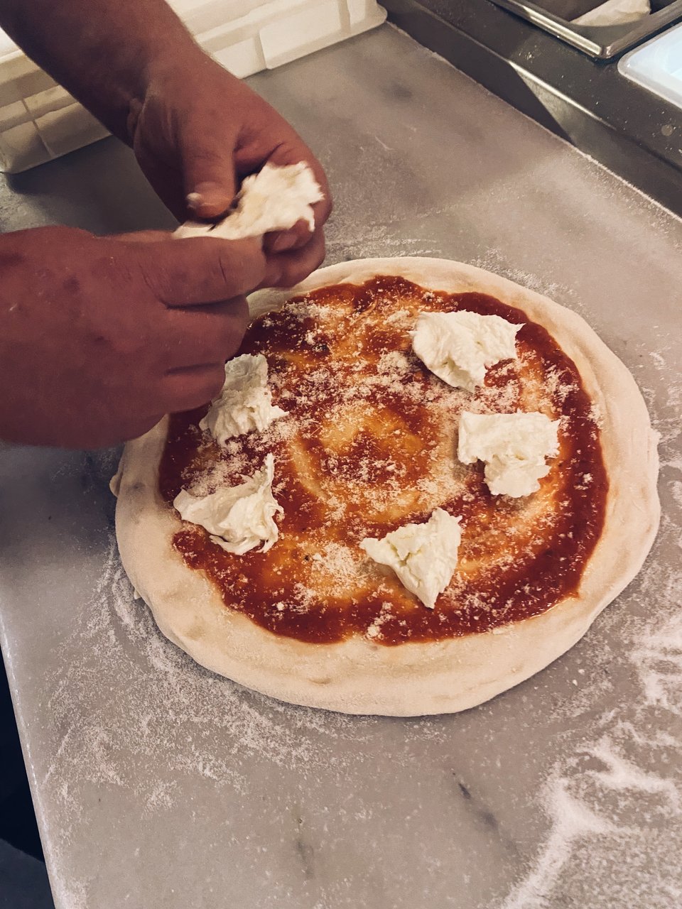 Πριστίθεται η mozzarella bufala από την Κερκίνη.