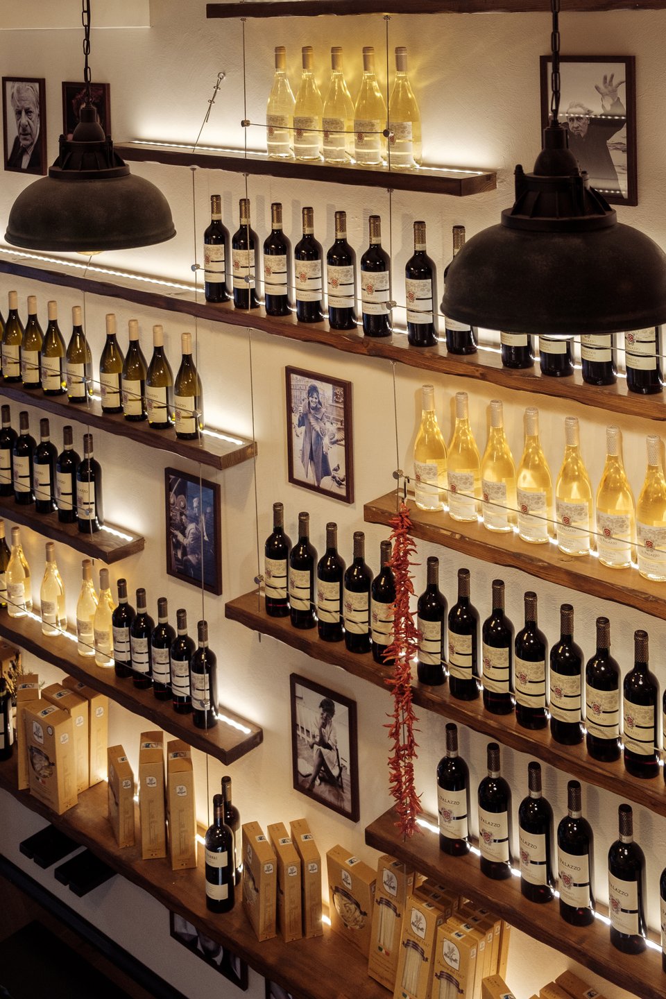 Στα ράφια υπάρχουν ποικιλίες κρασιού από το κτήμα Tenuta Il Palazzo στην Τοσκάνη, που μπορεί κανείς να βρει αποκλειστικά στο Bottega di Rino