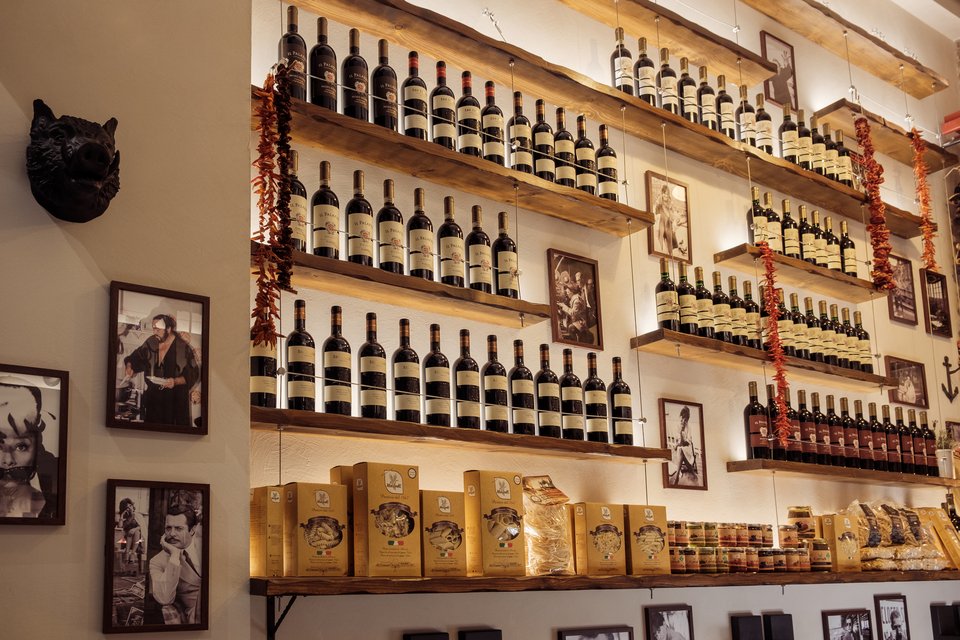 Στα ράφια βρίσκει κανείς premium αλλά και κρασιά για όλα τα μπάτζετ, καθώς και ιταλικά ζυμαρικά και σάλτσες