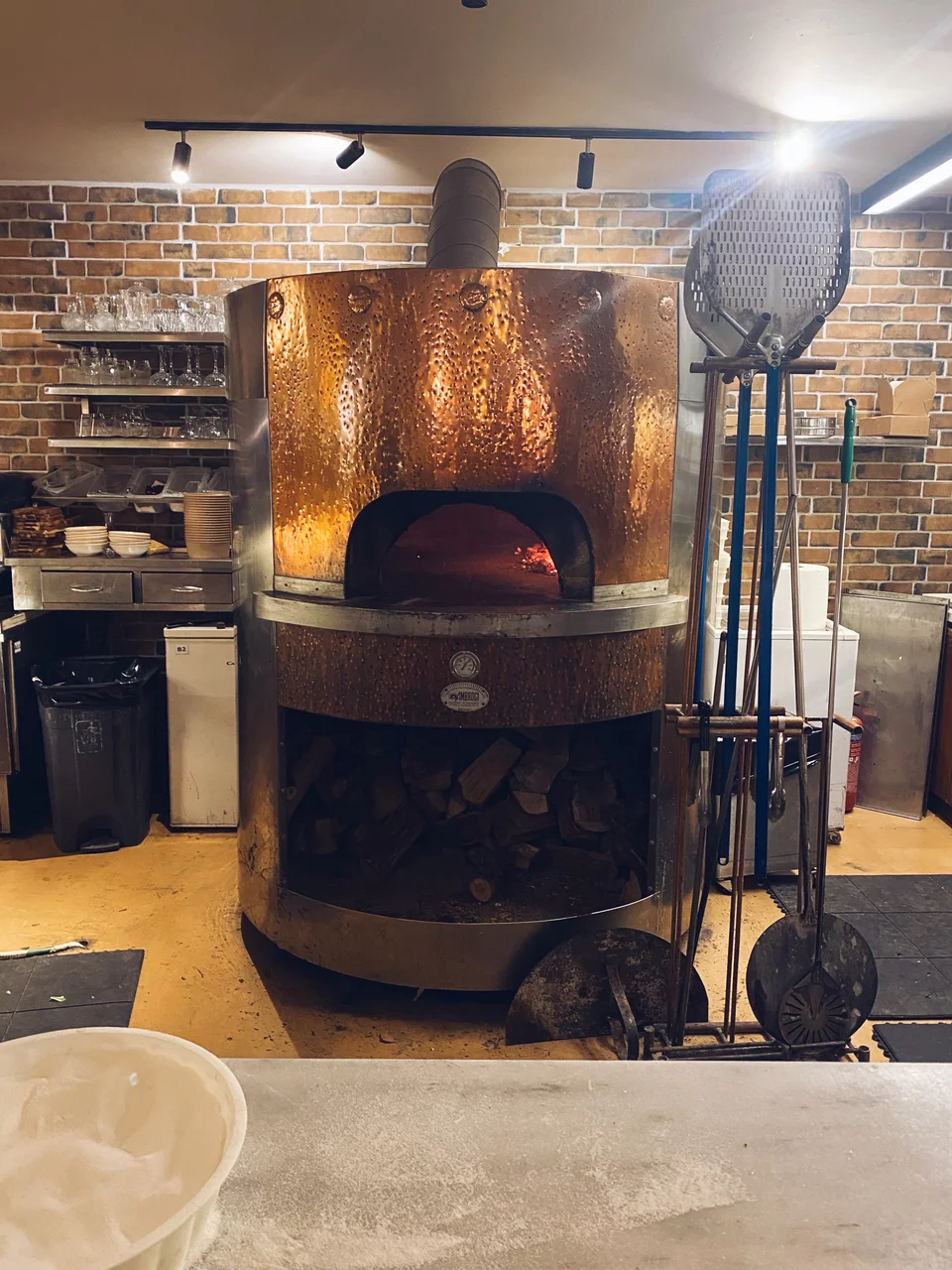 Ο ξυλόφουρνος δεσπόζει μέσα στο χώρο του Frankie.
