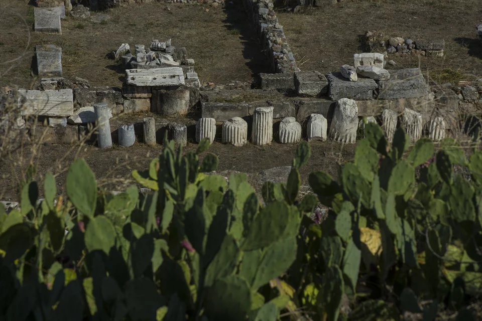 Τα ΜΥΣΤΗΡΙΑ ΜΕΤΑΒΑΣΗΣ, 130 στο σύνολό τους, αντλούν έμπνευση από την Ελευσίνα, την ιστορία της, καθώς και από τις σύγχρονες προκλήσεις που τη διέπουν