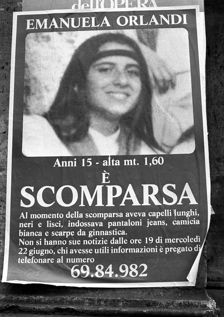 Αφίσα στους δρόμους της Ρώμης που ζητά πληροφορίες για την Ιταλίδα έφηβη Emanuela Orlandi, κόρη υπαλλήλου του Βατικανού, η οποία πιστεύεται ότι απήχθη μετά από μάθημα μουσικής στη Ρώμη στις 22 Ιουνίου 1983, όταν ήταν 15 ετών
