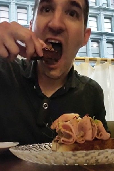 Ο Eric τρώει mortadella πάπιας σε μπριός με μουστάρδα φιστικιού στο Francie