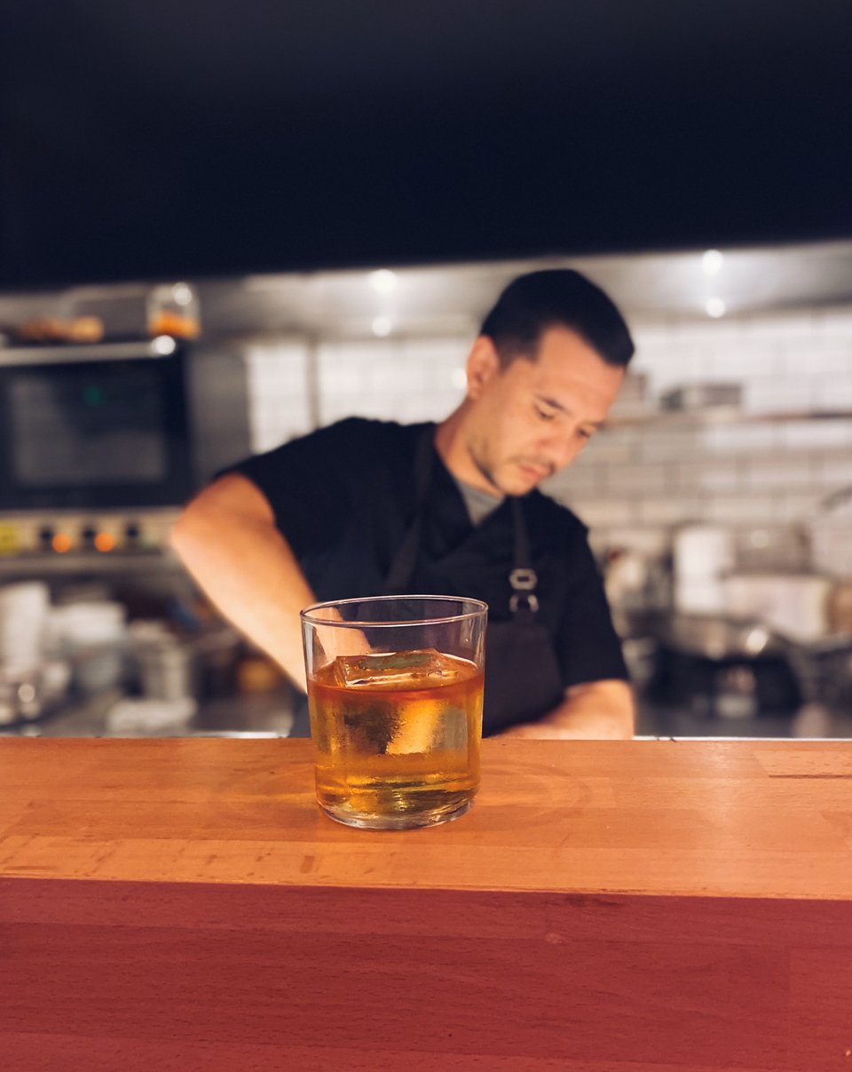 Πίνοντας το κοκτέιλ μας παρακολουθούμε τον Δημήτρη Liem να φτιάχνει το sushi μας. 