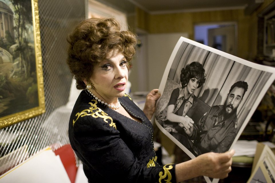 Η Ιταλίδα ηθοποιός Gina Lollobrigida στο σπίτι της, καθώς δείχνει μια φωτογραφία της με τον Φιντέλ Κάστρο που τραβήχτηκε από τον Χένρι Κίσινγκερ στις 14 Οκτωβρίου 2008 στη Ρώμη