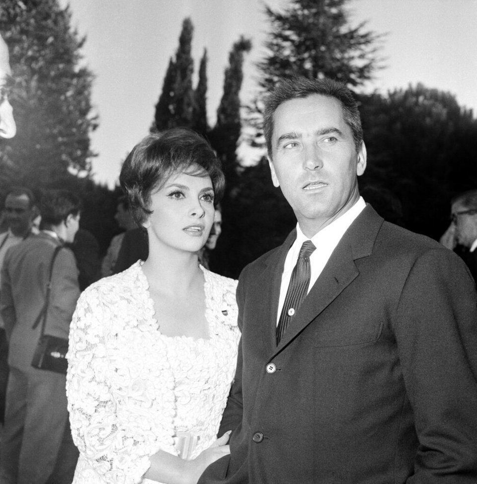 Η Ιταλίδα σταρ του κινηματογράφου Gina Lollobrigida και ο σύζυγός της, ο Dr. Milko Skofic, μαζί σε ένα κοκτέιλ πάρτι στη βίλα τους κοντά στη Ρώμη, 23 Αυγούστου 1960.g