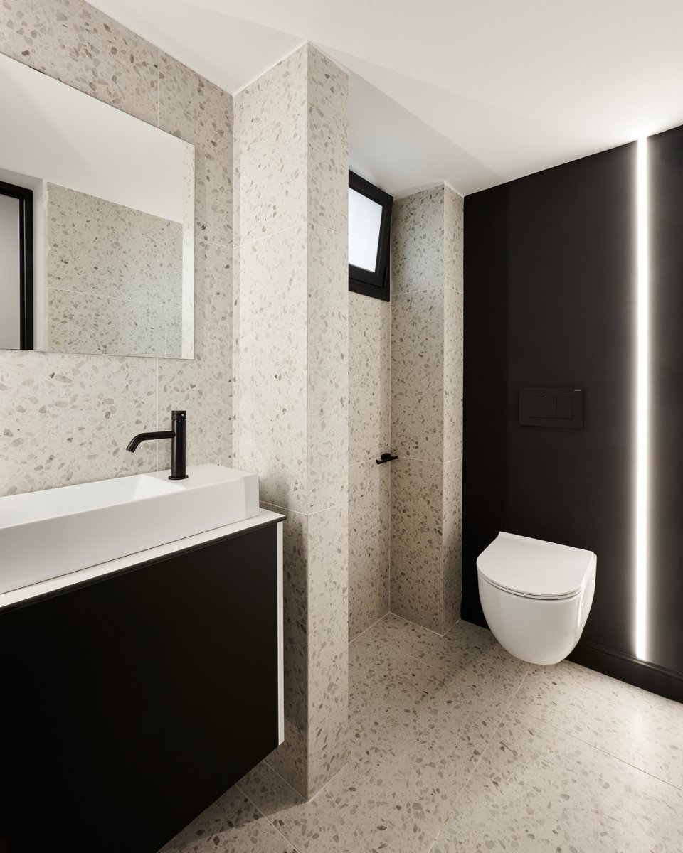 Το WC είναι κι αυτό σε λευκούς και μαύρους τόνους