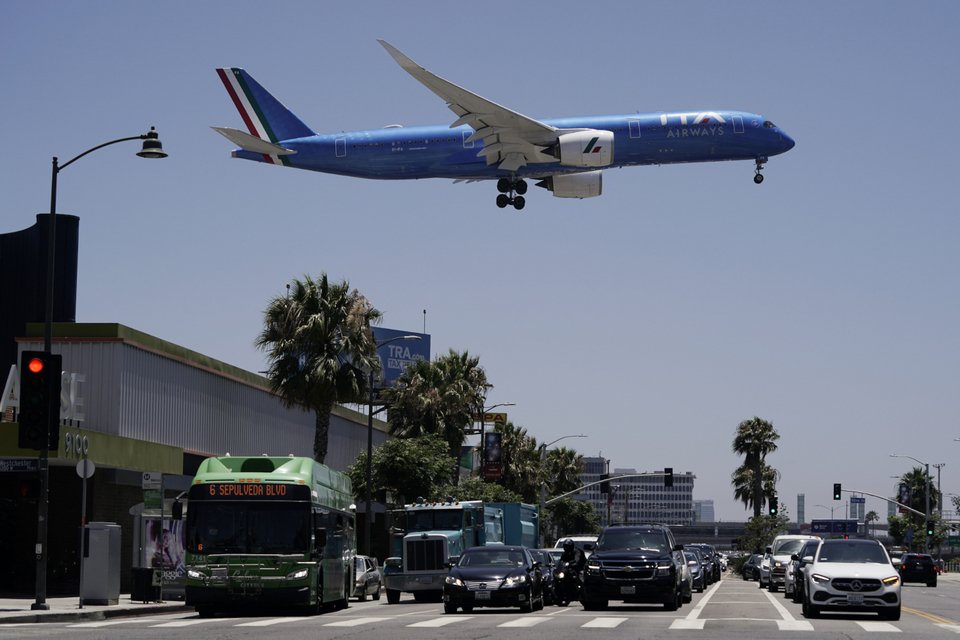 Αεροσκάφος του ιταλικού αερομεταφορέα ITA airways κατά την προσγείωσή του στο διεθνές αεροδρόμιο του Λος Άντζελες